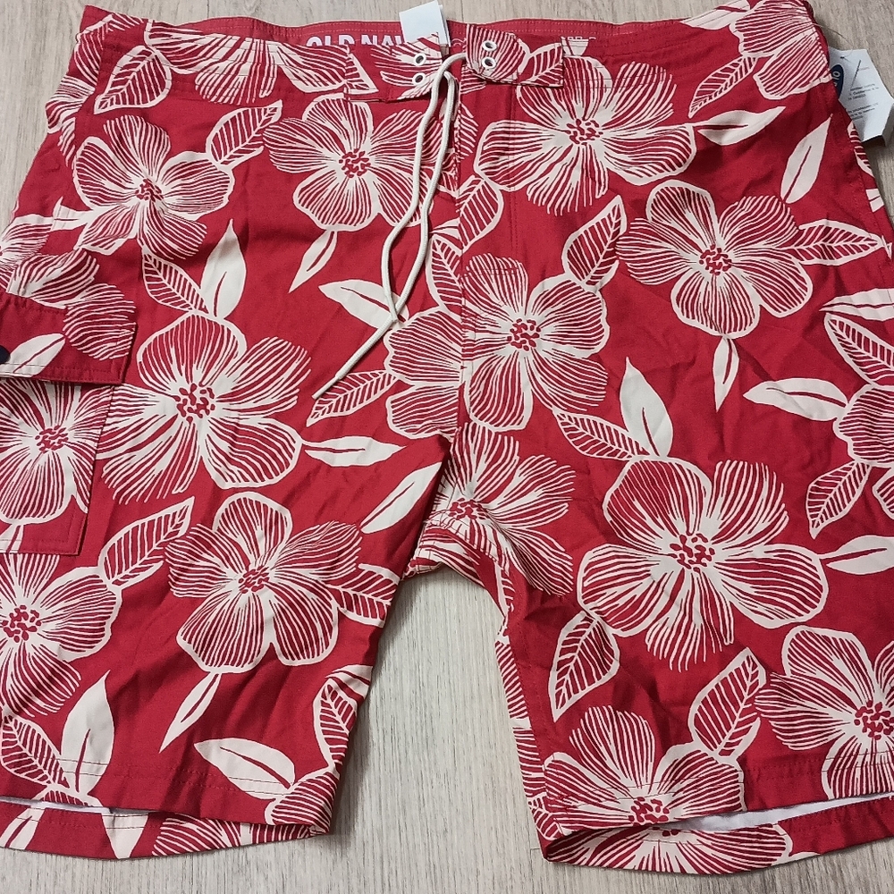Old Navy California Board Shorts Men's Size 40 Color White Red Floral UPF 40...